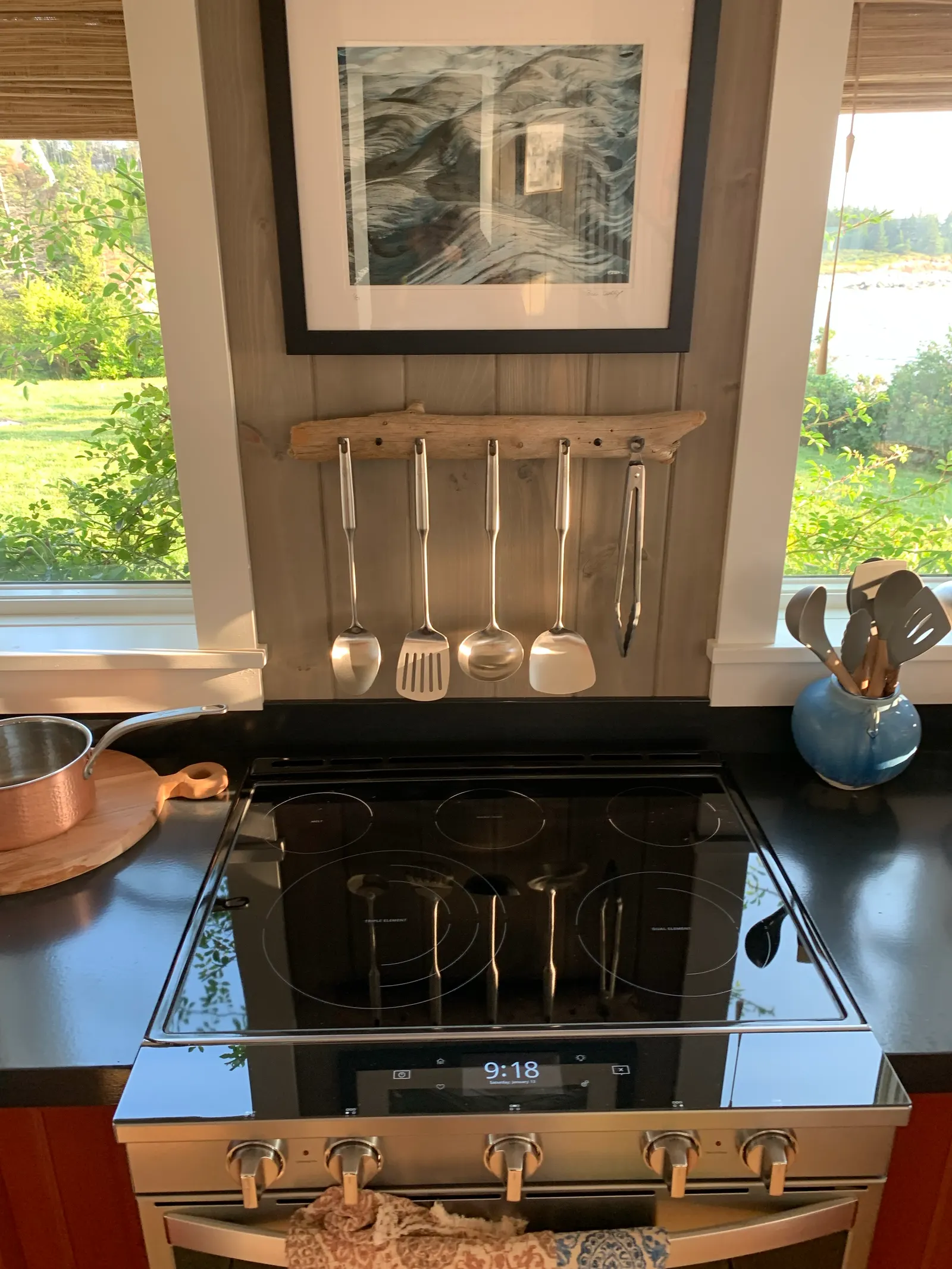 Coastal kitchen range detailed as part of a customized clean